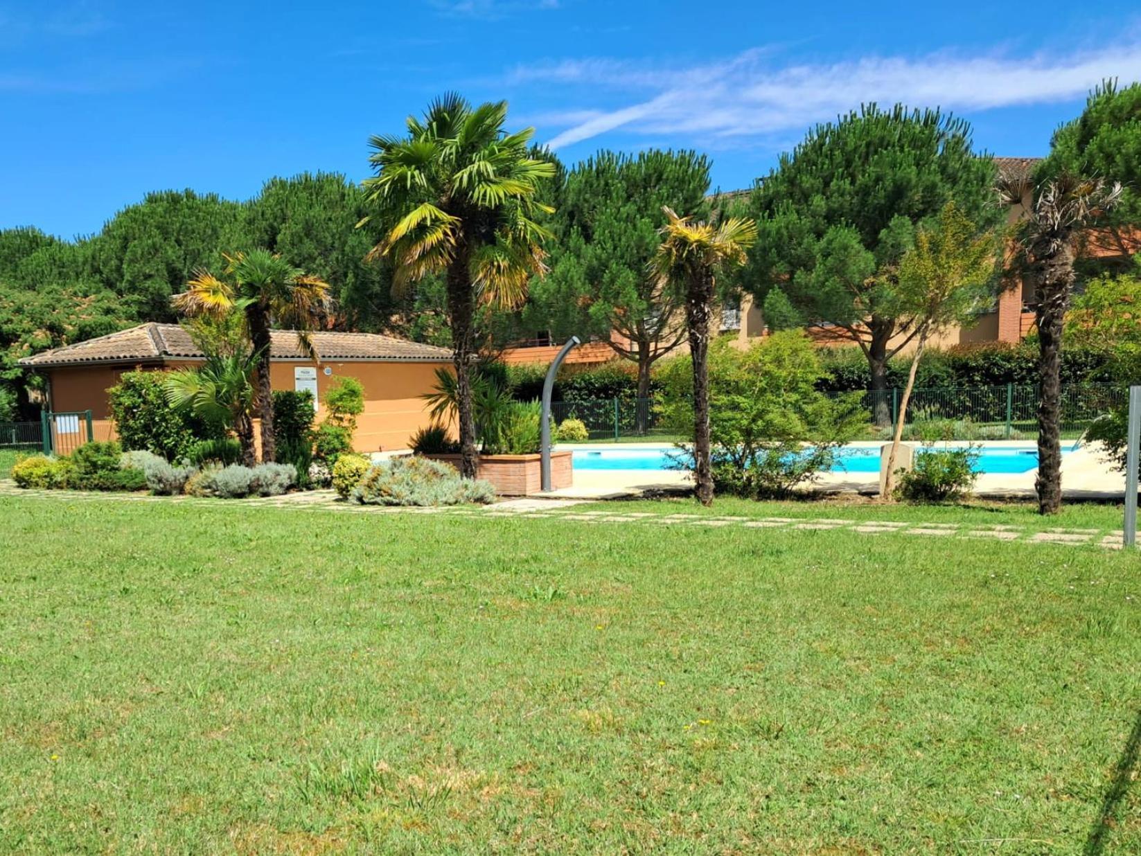 Le Montauriol - Logement Avec Terrasse - Piscine -Tennis - Place De Parking Privee Apartment Montauban Exterior photo